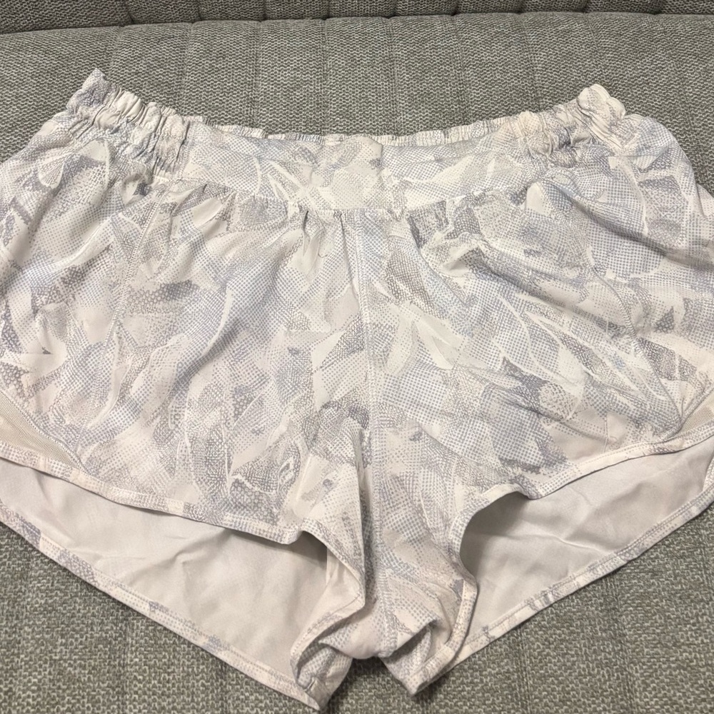lululemon white jasmine multi hotty hot shorts